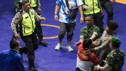 Melihat sang pelatih diamankan, Agus Setia langsung melakukan tindak penyerangan kepada pihak keamanan yang sedang berusaha melerai. (Bola.com/Vitalis Yogi Trisna)