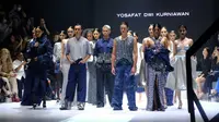 Desainer Yosafat Dwi Kurniawan mempresentasikan koleksi Fall 2024 "Craft" di runway Plaza Indonesia Fashion Week (PIFW) 2024, 4 Maret 2024. (Liputan6.com/Asnida Riani)