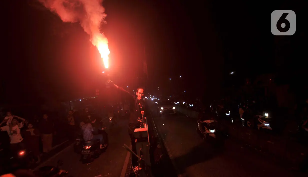 <p>Warga menyalakan kembang api saat merayakan malam Idul Fitri 1443 Hijriah di kawasan Manggarai, Jakarta, Minggu (1/5/2022). Kemeriahan malam takbir di kawasan tersebut tak terbendung digelar sangat antusias oleh warga setelah sempat dilarang selama dua tahun akibat pandemi. (merdeka.com/Iqbal S. Nugroho)</p>