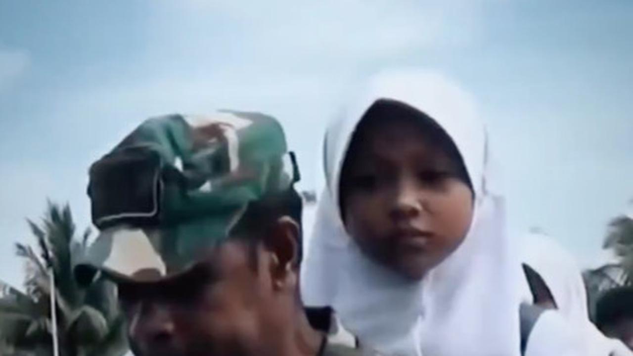 Aksi Heroik Babinsa TNI di Cilacap Bikin Hati Bergetar, Warganet Colek Panglima TNI-Jokowi