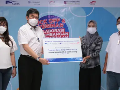 Human Capital, General Support and Corcomm Director Esther Sri Harjati,  CEO FIFGROUP Margono Tanuwijaya (kedua kiri), dan Advisor R. Sutjahja Nugroho menyerahkan dana bergulir kepada Yulianti (kedua kanan) sebagai UMKM penerima bantuan di Jakarta, Kamis (25/03/2021) (Liputan6.com/Pool/FIFGroup)