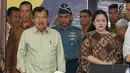Wakil Presiden Jusuf Kalla didampingi Menko PMK Puan Maharani saat tiba untuk memimpin rakor persiapan Asean Games 2018 di Jakarta, Senin (19/2). Rakor tersebut membahas evaluasi empat poin penting. (Liputan6.com/Angga Yuniar)