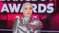 6 Pose Lesti Kejora di Indonesian Dangdut Awards 2025 Indosiar, Tampil Menyala Dengan Gaun Perak