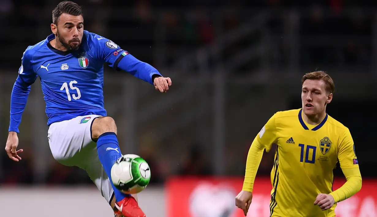 Aksi Andrea Barzagli (kiri) saat melawan Swedia pada laga kualifikasi Piala Dunia 2018 di San Siro stadium, Milan (13/11/2017). Barzagli akhirnya memutuskan pensiun dari timnas Italia usai laga tersebut. (AFP/Marco Bertorello)