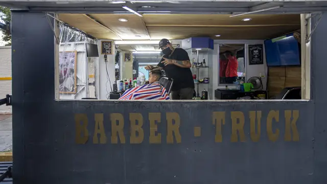 FOTO: Salon Rambut Keliling di Tengah Pandemi COVID-19