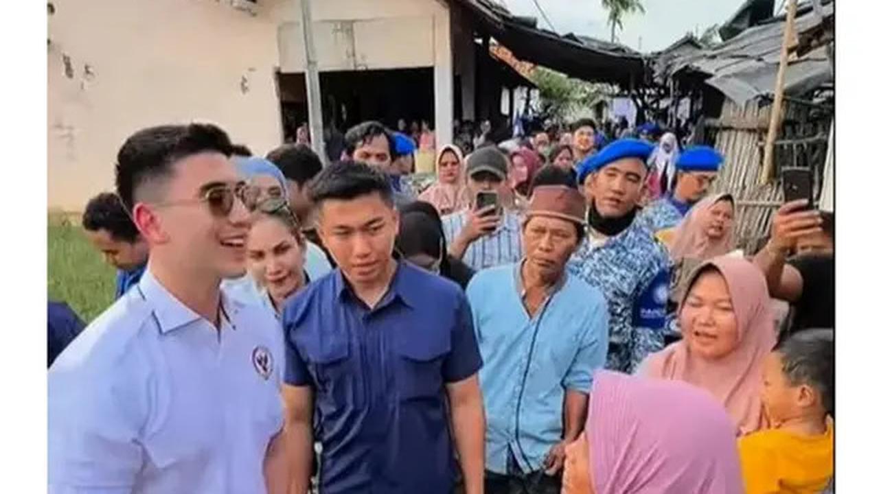 6 Potret Verrell Bramasta Ngabuburit Tinjau Banjir Bekasi, Bantu Warga Terdampak