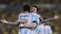 Penyerang Argentina Julian Alvarez berselebrasi dengan Lionel Messi usai mencetak gol ke gawang Ekuador pada laga kualifikasi Piala Dunia 2022 zona CONMEBOL di Estadio Monumental Banco Pichincha, Rabu (30/3/2022). Argentina dipaksa menelan hasil imbang 1-1 atas Ekuador. (AP Photo/Alexei Alexandrov)