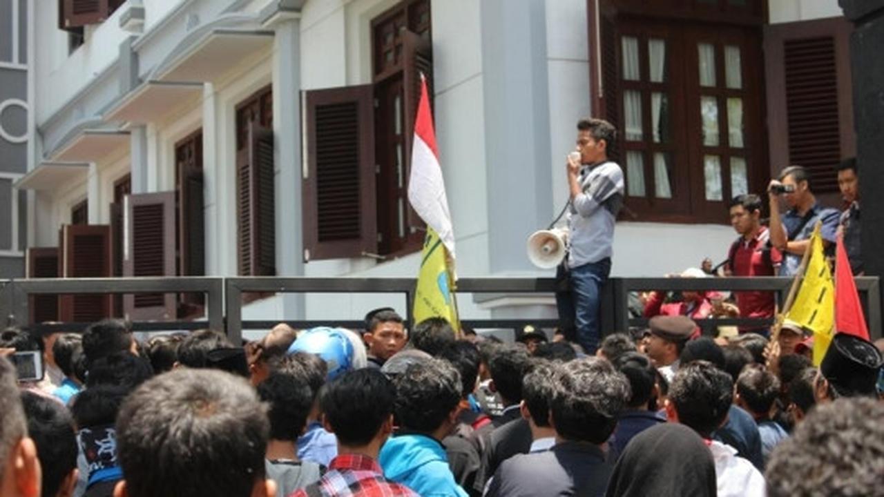 Massa PMII gelar demo setahun Jokowi-JK di DPRD Malang
