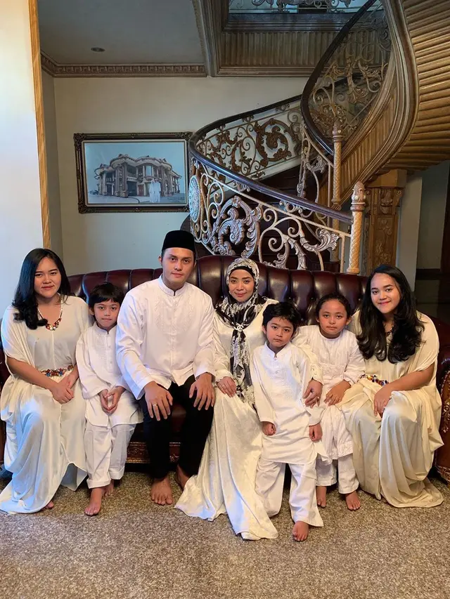 6 Potret Kedekatakan Seleb Cowok dengan Anak Sambungnya, Bak Kakak Adik