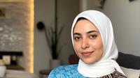 Tunik Batik Kombinasi Polos Modern untuk Gaya Hijab Kasual Kekinian. foto: Meta AI