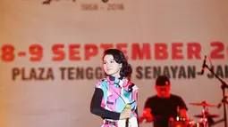 Penyanyi jazz Andien Aisyah memeriahkan panggung Jak-Japan Matsuri 2018 di Plaza Tenggara, Senayan, Jakarta, Sabtu (8/9). Andien membawakan empat lagu, yakni Sahabat Setia, Rindu Ini, Indahnya Dunia dan Moving On. (Liputan6.com/Faizal Fanani)