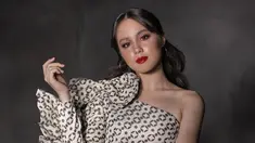 Dalam pemotretan terbarunya bareng Rio Motret ini Nicole Rossi bikin pangling. Memasuki usia remaja, Nicole Rossi semakin pancarkan pesonanya. Wajah cantik Nicole Rossi ini dipoles oleh MUA Rame Jee dan mengenakan dress off shoulder rancangan desainer Renzi Lazuardi. Lipstik merah dan eyeshadow merah muda membuat makeup Nicole Rossi ini on point. (Liputan6.com/IG/@nicole_rossi_)