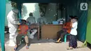 Paramedis melakukan kegiatan testing PCR kepada warga yang pernah berhubungan dengan pasien positif COVID-19 di Puskesmas Cinere, Depok, Jawa Barat, Kamis (10/6/2021). Testing setelah tracing dilakukan kepada puluhan warga untuk meminimalisir penyebaran COVID-19. (merdeka.com/Arie Basuki)
