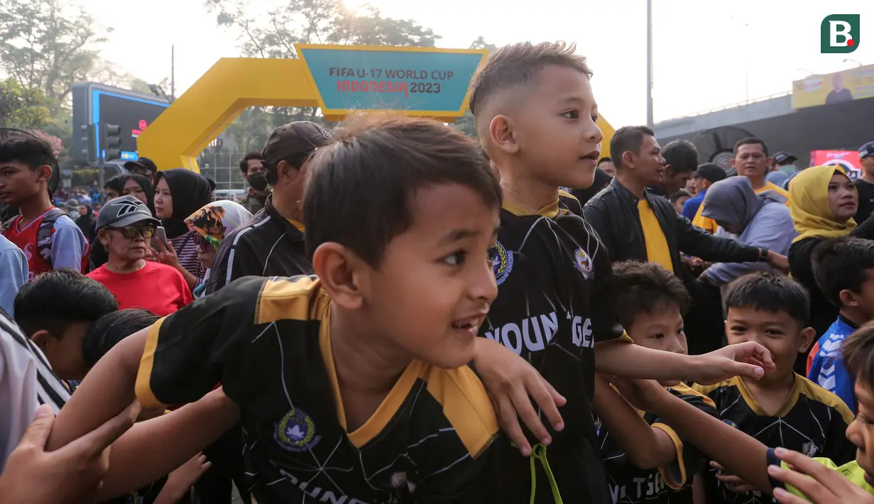 Para pengunjung memadati area panggung dalam rangkaian acara Trophy Tour Experience menyambut Piala Dunia U-17 2023 di Cikapayang Dago Park, Bandung, Minggu (22/10/2023) pagi WIB. (Bola.com/Bagaskara Lazuardi)
