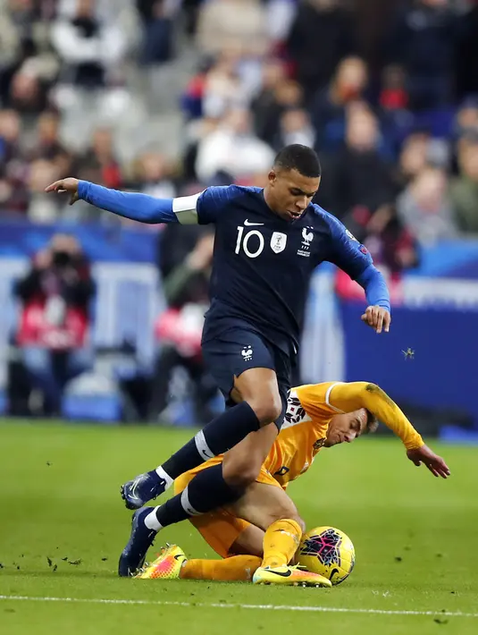 Pemain depan Prancis Kylian Mbappe berusaha melewati pemain Moldova, Sergiu Platica selama pertandingan Grup H Kualifikasi Piala Eropa 2020 di stade Stade de France, di Saint Denis, utara Paris (14/11/2019). Prancis menang tipis atas Moldova 2-1. (AP Photo/Francois Mori)