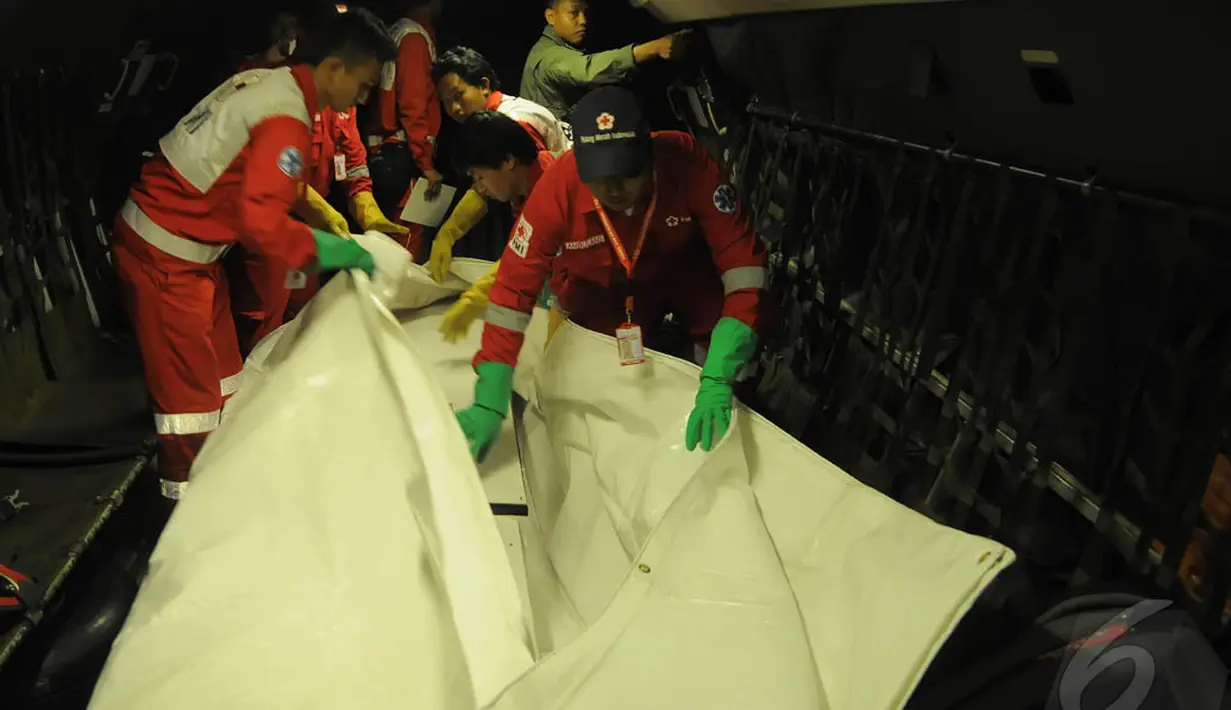 Petugas SAR gabungan saat sedang bersiap untuk menurunkan jenazah korban pesawat AirAsia QZ8501 dari pesawat CN-295 di Lanud Juanda, Surabaya, Kamis (8/1/2015). (Liputan6.com/Herman Zakharia) 