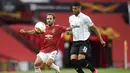 Gelandang Manchester United, Juan Mata mengontrol bola dari kawalan pemain LASK, Andres Andrade pada pertandingan leg kedua babak 16 besar Liga Europa di Stadion Old Trafford, Inggris (6/8/2020). MU menang 2-1 atas Lask dan melaju ke perempat final.  (AP Photo/Dave Thompson)