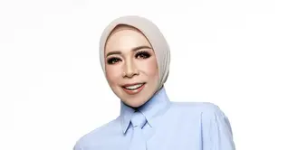 Dikenal dengan gaya nyentriknya, Melly Goeslaw memiliki referensi gaya fashion yang selalu seru. [Foto: Instagram/ Melly Goeslaw]