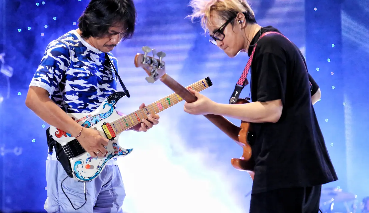 "Kita ditawarkan konsep Reunian. Akhirnya kita main sama 8 personel yang pernah tergabung dengan kita," ujar Armand Maulana, selaku vokalis Gigi, dari atas panggung, Jumat (9/6/2017) malam. (Adrian Putra/Bintang.com)