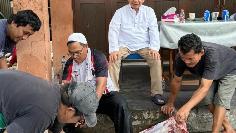 Ketua Fraksi PKS DPR RI Jazuli Juwaini melaksanakan pemotongan hewan kurban di sejumlah titik di wilayah Banten pada hari ini, Selasa (18/6/2024).