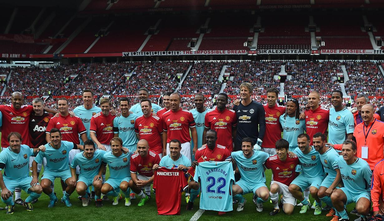 Legenda Manchester United dan Legenda Barcelona foto bersama saat menggelar laga persahabatan di Stadion Old Trafford, Sabtu (2/9/2017). Pertandingan tersebut merupakan laga amal. (AFP/Paul Ellis)