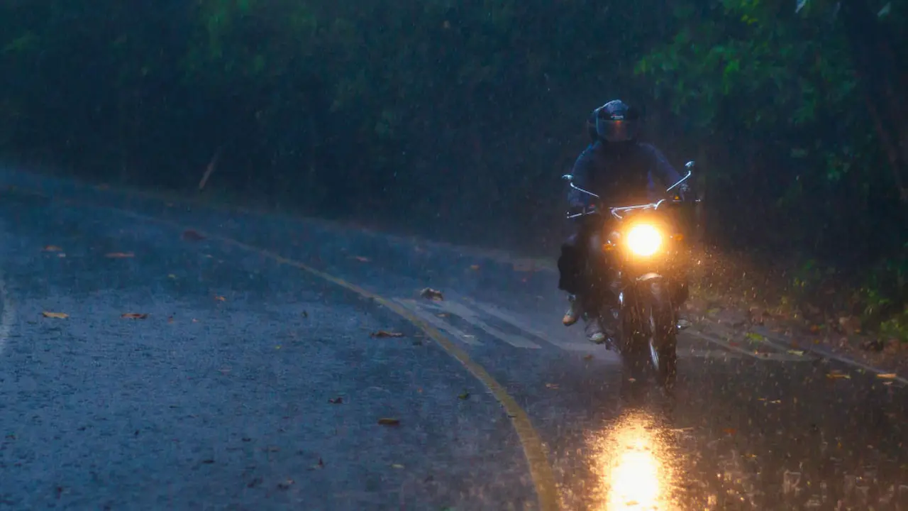 Perhatikan 7 Hal ini Agar Kondisi Motor Tetap Prima di Musim Hujan