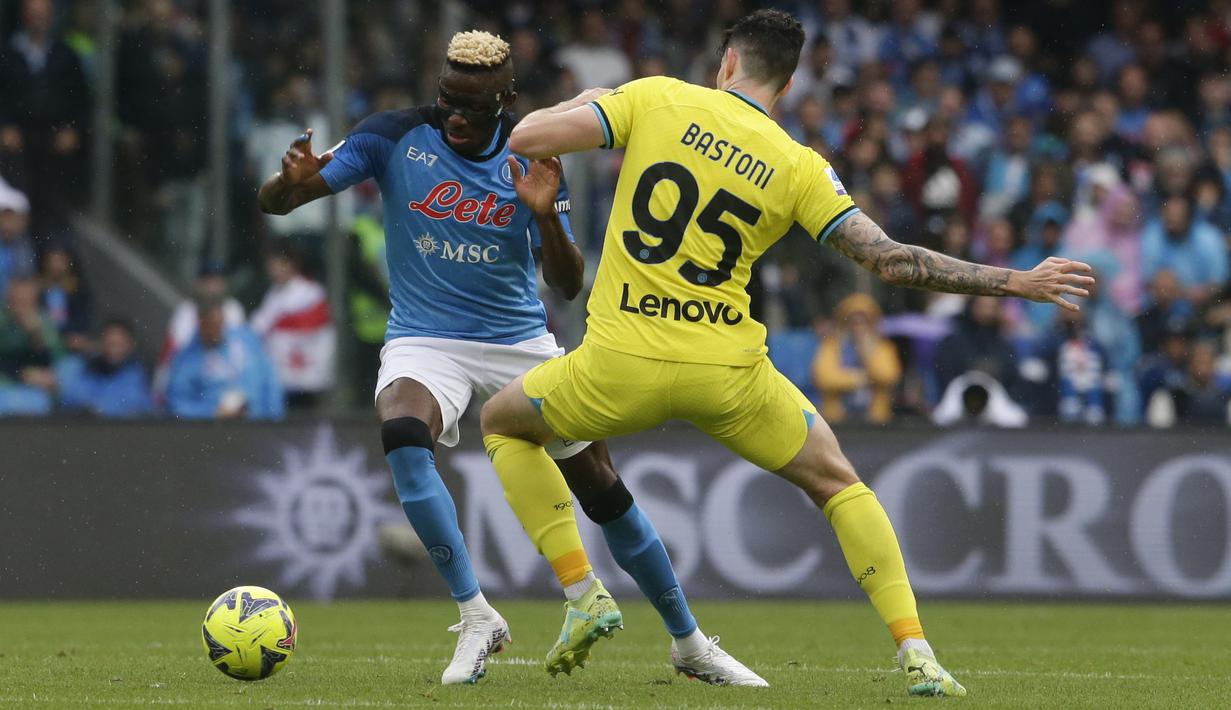 Napoli menang 3-1 berkat gol menit akhir meski Inter main dengan 10 pemain pada laga di Stadion Diego Armando Maradona itu. (Alessandro Garofalo/LaPresse via AP)
