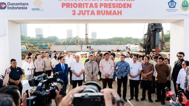 Chief Executive Officer (CEO) Rosan Perkasa Roeslani ikut mengecek lokasi di lahan Meikarta, Cikarang, Bekasi, Jawa Barat. Lahan tersebut untuk hunian bagi Masyarakat Berpendapatan Rendah (MBR). (Foto: Danantara)