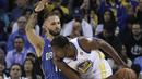 Aksi pemain Warriors, Kevin Durant (35) saat melewati adangan pemain Orlando Magic, Evan Fournier  pada lanjutan NBA Basketball game di Oracle Arena, Oakland, (13/11/2017). Warriors menang 110-100. (AP/Ben Margot)