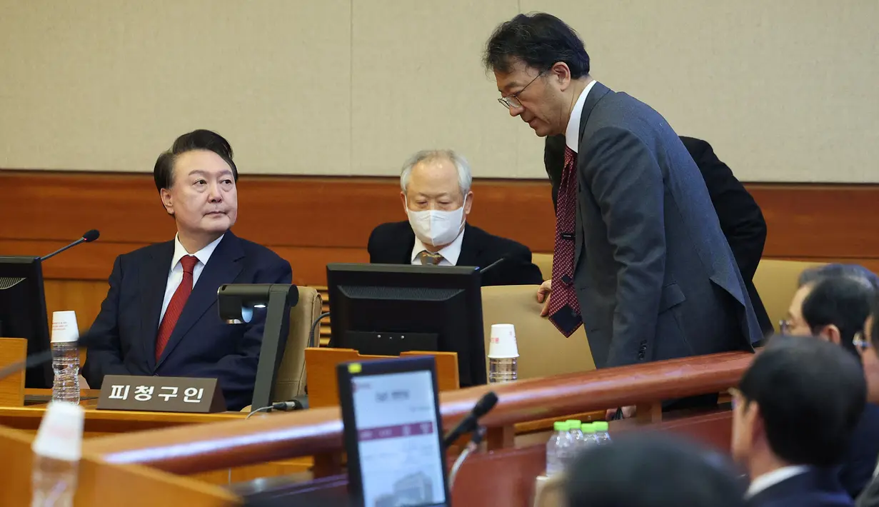 Mahkamah Konstitusi Korea Selatan masih meninjau mosi pemakzulan yang menuduh Yoon Suk Yeol melanggar tugas konstitusional. (Kim Hong-Ji/POOL/AFP)