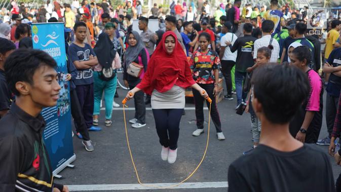 Pengunjung Car Free Day mencoba olahraga lompat tali atau jumping rope bersama komunitas penggerak olahraga di kawasan Bundaran Hotel Indonesia, Minggu (30/6/2019). Kegiatan tersebut dalam rangka mengajak masyarakat untuk hidup sehat dengan berolahraga. (Liputan6.com/Immanuel Antonius)