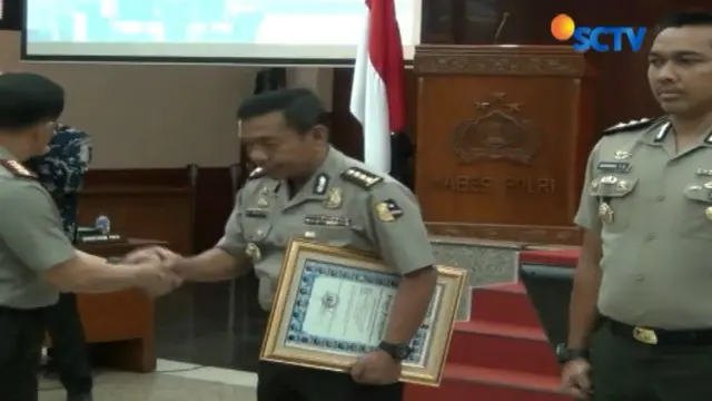Kapolri Jenderal Tito Karnavian berikan penghargaan pada anggota polisi yang berhasil mengungkap kasus narkoba seberat  1 ton.