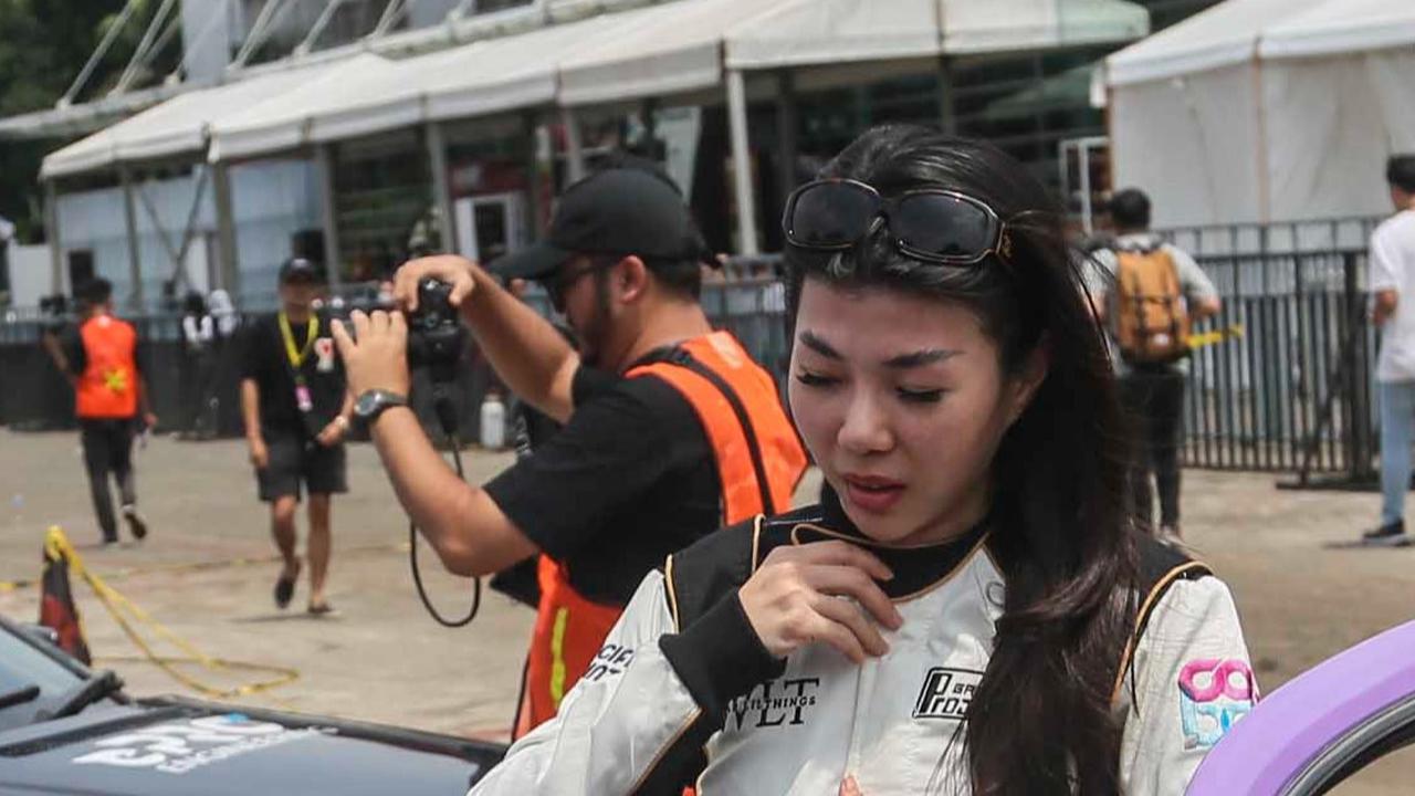 FOTO: Aksi Pembalap-Pembalap Cantik Memacu Adrenalin di Ajang Indonesia Drift Series 2024