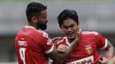 Bek Perseru Badak Lampung FC, Jujun Saefuloh, menangis usai berhasil mengalahkan Bhayangkara FC pada laga Liga 1 2019 di Stadion Patriot, Bekasi, Jumat (16/8). Bhayangkara FC takluk 0-1 dari Badak Lampung FC. (Bola.com/M Iqbal Ichsan)
