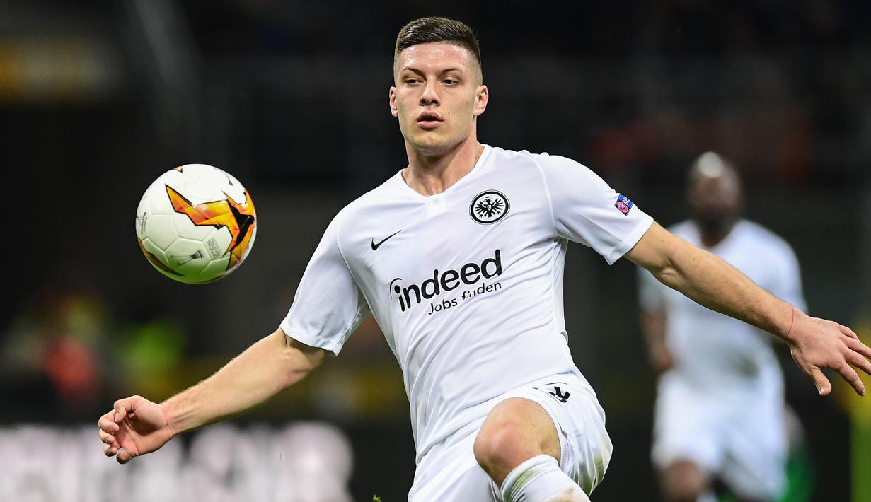 Striker Eintracht Frankfurt, Luka Jovic, mengontrol bola saat menghadapi Inter Milan pada pertandingan UEFA Europa League di Stadio Giueppe Meazza, San Siro, Jumat (15/3). Frankfurt memang 1-0 atas Inter Milan. (AFP/ Miguel Medina)