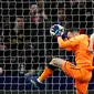 Penjaga gawang Arsenal David Ospina melakukan penyelamatan di depan pemain Atletico Madrid Koke saat pertandingan semifinal Liga Europa di stadion Metropolitano di Madrid (3/5). (AP Photo / Francisco Seco)