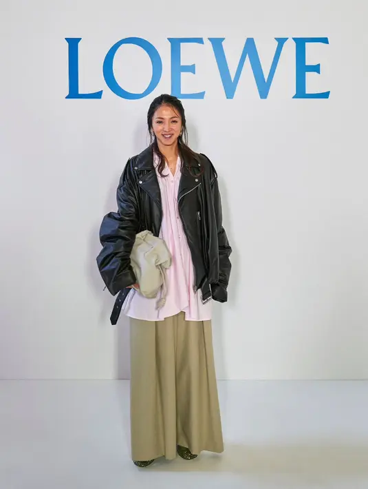 Aktris Jepang Hikari Mitsushima menghadirkan nuansa lembut namun edgy melalui kombinasi loose top baby pink, wide-leg pants warna khaki, dan jaket kulit hitam. Perpaduan feminin dan maskulin ini mencerminkan karakter Loewe yang selalu bermain di antara kontras dan harmoni.