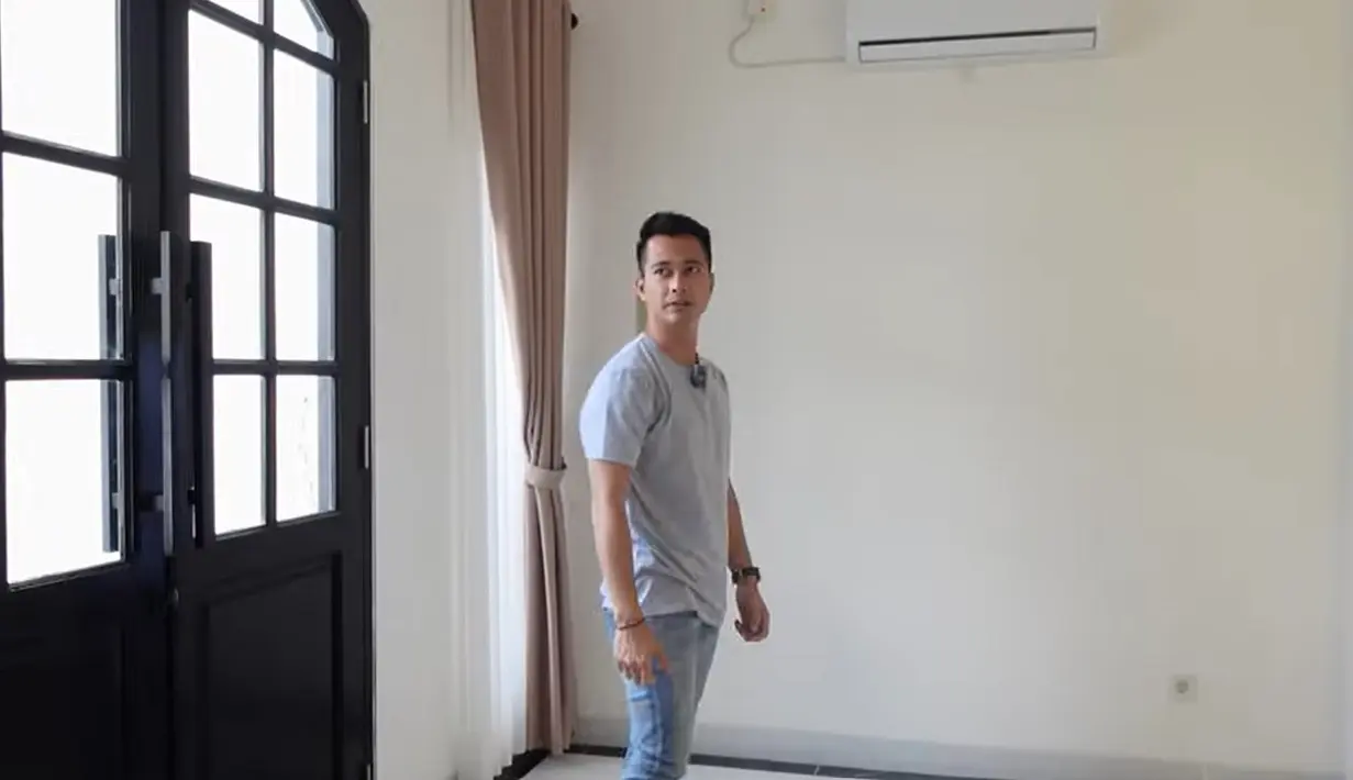 Setelah membeli, Eza dan keluarganya tidak langsung menempatinya. Melainkan di renovasi beberapa bagian hingga terlihat sangat mewah. Rumah Eza dominasi warna putih. [Youtube/Mulia Mas TV]