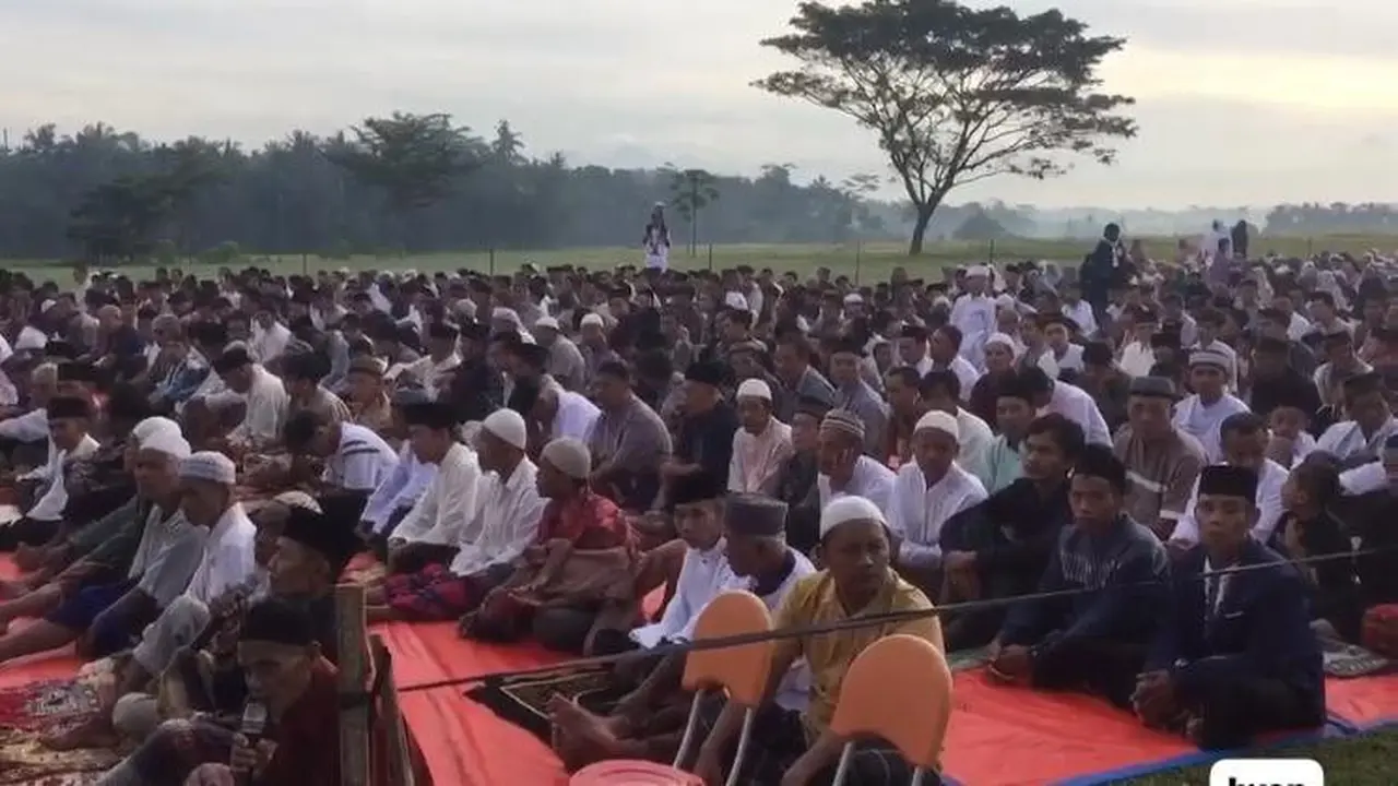 Ribuan Jamaah Muslimin Hizbullah Desa Gumelem Kulon Kecamatan Susukan Banjarnegara saat menggelar sholat Idul Fitri, Minggu (30/3/2025). (Foto: Istimewa)