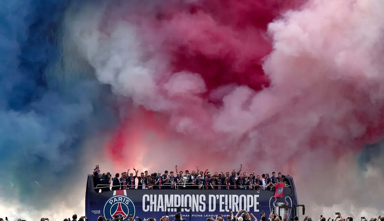 Parade juara kemudian ditutup dengan menyapa para pendukung di Stadion Parc des Princes. (Thibaud MORITZ/AFP)