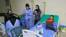 Pasien yang terinfeksi wabah kolera Vibrio menerima perawatan di aula masjid yang diubah menjadi rumah sakit lapangan di Kota Bebnine, Distrik Akkar, Lebanon Utara, Rabu (26/10/2022). Ini adalah wabah kolera pertama di Libanon sejak kasus terakhir dilaporkan pada tahun 1993 tanpa ada penularan lokal. (AFP/Ibrahim Chalhoub)