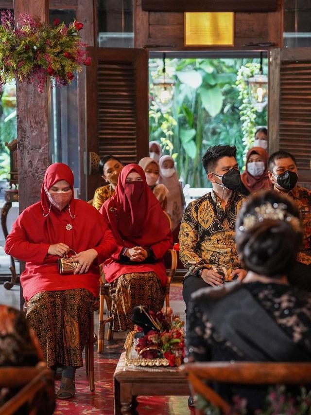 6 Momen Lamaran Ifan Govinda dan Clarine Dieta, Digelar dengan Adat Jawa