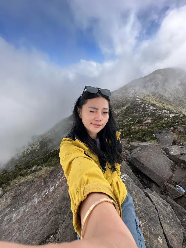 [Fimela] Wendy Walters di atas gunung