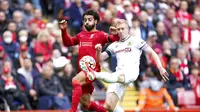 Pemain Liverpool Mohamed Salah, kiri, dan pemain Burnley Ben Mee berebut bola dalam pertandingan sepak bola Liga Inggris antara Liverpool dan Burnley di Anfield, Liverpool, Inggris, Sabtu 21 Agustus 2021. (Mike Egerton/PA via AP)