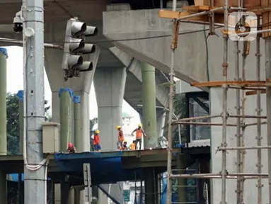 Pekerja menyelesaikan pembangunan proyek jembatan layang atau skybridge untuk integrasi antara Stasiun MRT ASEAN dengan Halte TransJakarta CSW di Jakarta, Sabtu (4/7/2020). Skybridge itu rencananya dibangun lima lantai dan ditargetkan rampung pada akhir 2020. (Liputan6.com/Immanuel Antonius)