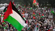 Para pengunjuk rasa meneriakkan slogan-slogan sementara yang lain melambaikan bendera Palestina dalam sebuah aksi unjuk rasa untuk mendukung rakyat Palestina di Gaza, di depan Kedutaan Besar Amerika Serikat di Jakarta, Sabtu, 1 Juni 2024. (AP Photo/Achmad Ibrahim)