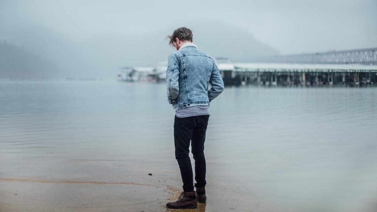 Ilustrasi laki-laki sedih, kecewa, putus cinta, patah hati