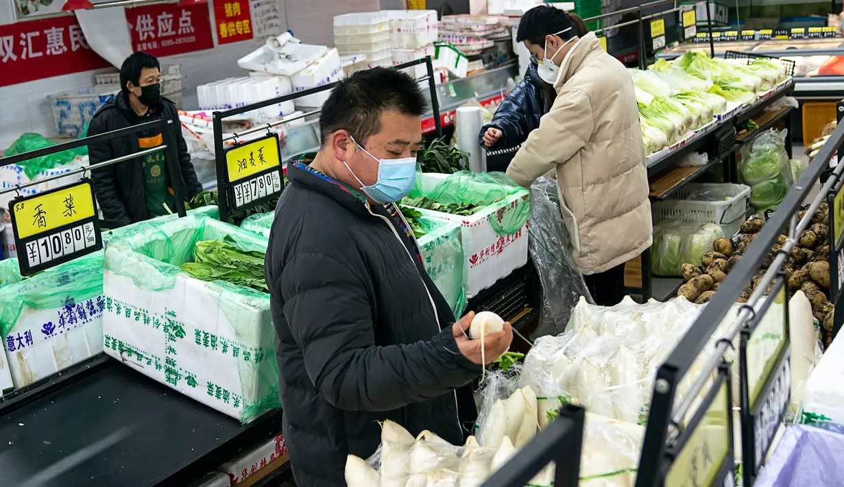 Para penduduk berbelanja di sebuah pasar swalayan di Wuhan, Provinsi Hubei, China tengah, pada 27 Januari 2020. Warga di Wuhan tetap menjalani kehidupan sehari-hari mereka saat upaya terus dilakukan untuk mengendalikan wabah coronavirus baru. (Xinhua/Xiong Qi)