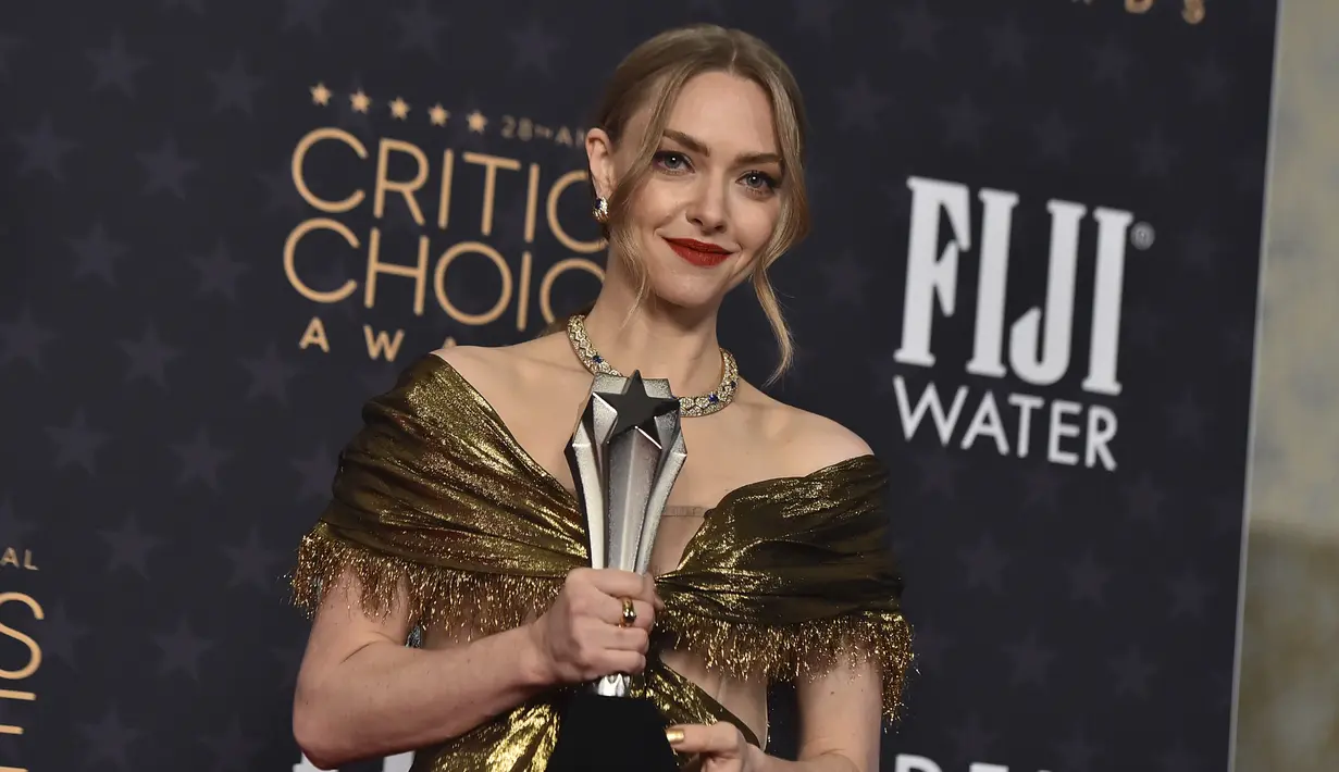Amanda Seyfried berpose dengan penghargaan Aktris Terbaik dalam Film/Minseri untuk "The Dropout" pada Critics Choice Awards ke-28 di Fairmont Century Plaza Hotel di Los Angeles, California (15/1/2023). Dia mengalahkan Julia Garner, Lily James, Amber Midthunder, Julia Roberts dan Michelle Pfeiffer. (Photo by Jordan Strauss/Invision/AP)