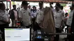 Wali Kota Jakarta Pusat Bayu Meghantara didampingi petinggi Dinas Kependudukan dan Pencatatan Sipil (Dukcapil) Jakarta Pusat saat meninjau pendataan warga pendatang baru dalam Bina Kependudukan di Rusun Petamburan, Jakarta, Rabu (26/6/2019). (merdeka.com/Iqbal S. Nugroho)